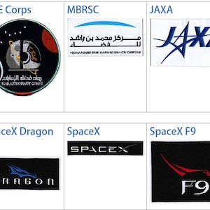 Op de afbeelding: Een collage van patches van ruimtevaartorganisaties en ruimtevaartuigen. De patches zijn van de VAE, MBRSC, JAXA, Turkse TUA en SpaceX. De patches zijn allemaal in verschillende kleuren en ontwerpen.