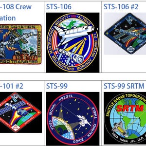 Peut inclure: Une collection de neuf patchs de mission de la navette spatiale de la NASA. Les patchs sont circulaires, en forme de diamant et ovales. Ils présentent une variété de motifs, notamment la navette spatiale, la Station spatiale internationale et la Terre. Les patchs sont tous de couleurs différentes, notamment le rouge, le bleu, le blanc et le jaune.