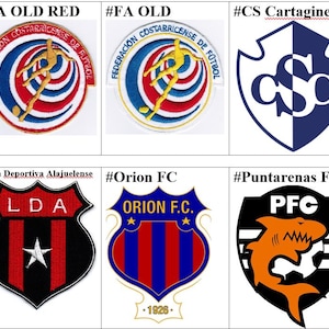 Puede incluir: Una colección de ocho parches bordados con los logotipos de equipos de fútbol costarricenses. Los parches son de varios colores, incluyendo rojo, azul, amarillo y blanco. Los logotipos incluyen letras, estrellas y un tiburón.