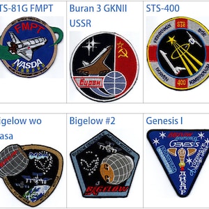 以下が含まれることがあります： STS-61H Palapa、STS-81G FMPT、Buran 3 GKNII、STS-400、Bigelow w Nasa、Bigelow wo Nasa、Bigelow #2、Genesis I、Genesis II などの9つの宇宙ミッションパッチのコラージュ。パッチには、宇宙船、星、惑星など、さまざまなデザインが描かれています。