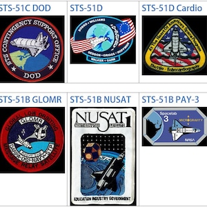 Peut inclure: Une collection de neuf patchs de missions spatiales, chacun avec un design et une palette de couleurs uniques. Les patchs présentent des images de la navette spatiale, du drapeau américain et de la Terre. Le texte sur les patchs comprend les noms des missions, les dates et les membres d'équipage.