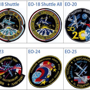 以下が含まれることがあります： 宇宙探査に関連する異なるデザインが施された、9つの丸い刺繍パッチのセット。パッチは3行3列に配置されており、各行には「EO-18」や「EO-22」などのミッションの指定が記されています。パッチには、宇宙船、宇宙飛行士、旗、地球など、さまざまな要素が描かれています。