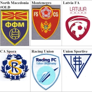 Puede incluir: Una colección de parches bordados con logotipos y emblemas de equipos de fútbol. Los parches muestran varios colores y diseños, incluyendo escudos, banderas y texto estilizado. Los logotipos incluyen "North Macedonia", "Montenegro" y "Latvia FA".