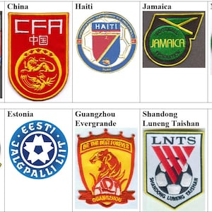 Puede incluir: Colección de parches bordados con logotipos de equipos de fútbol de varios países y regiones. Incluye logotipos de Islas Caimán, China, Haití, Jamaica, Macao, Malasia, Estonia, Guangzhou Evergrande y Shandong Luneng Taishan.