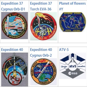 Könnte beinhalten: Eine Sammlung von acht gestickten Patches, die jeweils eine andere Weltraummission repräsentieren. Die Patches zeigen verschiedene Designs, darunter eine Rakete, ein Raumschiff, einen Globus und einen Astronauten. Die Patches sind alle kreisförmig oder sechseckig und haben eine Vielzahl von Farben, darunter Rot, Blau, Weiß und Schwarz.