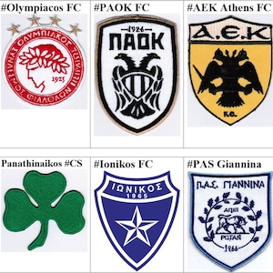 Puede incluir: Una colección de parches bordados con los logotipos de equipos de fútbol griegos, incluyendo Olympiacos, PAOK, AEK Atenas, Aris Salónica, Panathinaikos e Ionikos. Los parches son todos de diferentes colores y diseños, y están bordados con el nombre y el logotipo del equipo.