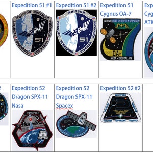 Puede incluir: Un collage de nueve parches diferentes de la Estación Espacial Internacional. Los parches son todos de forma circular u ovalada y presentan varios diseños, incluyendo la Tierra, estrellas y naves espaciales. Los parches están etiquetados con los nombres de las misiones que representan, como "Expedición 51" y "Dragon SPX-11".