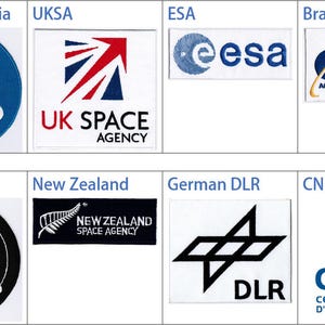 Può includere: Una collezione di otto loghi di agenzie spaziali, tra cui CSIRO Australia, UKSA, ESA, AEB brasiliana, INTA Spagna, Agenzia Spaziale della Nuova Zelanda, DLR tedesca e CNES Francia.
