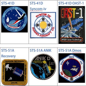 Pode incluir: Uma coleção de nove patches bordados do programa do ônibus espacial. Os patches apresentam vários nomes de missões, logotipos e imagens, incluindo o ônibus espacial Discovery, o satélite Syncom e o satélite Telstar. Os patches estão todos em um esquema de cores azul, branco e vermelho.