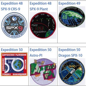 以下が含まれることがあります： 9つの刺繍パッチのセットで、それぞれ異なる宇宙ミッションを表しています。パッチには、ロケット、植物、地球儀など、さまざまなデザインが施されています。パッチのテキストには、ミッション名、ミッション番号、宇宙船の名前が含まれています。