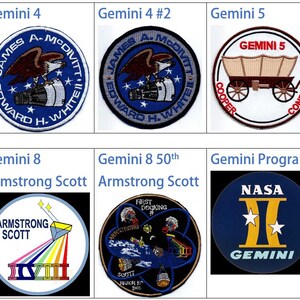 Pode incluir: Uma colagem de nove patches circulares, cada um representando uma missão espacial Gemini diferente. Os patches apresentam vários desenhos, incluindo uma águia, uma carroça e um foguete. O texto nos patches inclui o número da missão, os nomes dos astronautas e o nome da missão.
