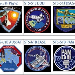 Könnte beinhalten: Eine Collage aus zehn NASA-Space-Shuttle-Missionsabzeichen. Jedes Abzeichen zeigt ein einzigartiges Design mit einem Space Shuttle, Sternen und Text. Die Abzeichen sind in zwei Reihen mit jeweils fünf angeordnet.