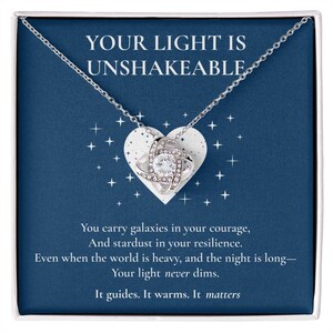 Colar Sua Luz é Inabalável – Presente para Mulheres Fortes, Joia de Encorajamento, Colar com Nó de Amor, Cartão com Mensagem Inspiradora
