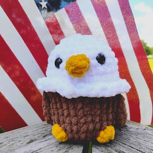 Peluche de águila calva de ganchillo: peluche de chenilla suave