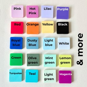 Pu&ograve; includere: Una collezione di piastrelle quadrate colorate, ognuna con un nome di colore diverso in testo bianco. I colori includono rosa, rosso, arancione, giallo, verde, blu e altro ancora. Le piastrelle sono disposte in righe e colonne.