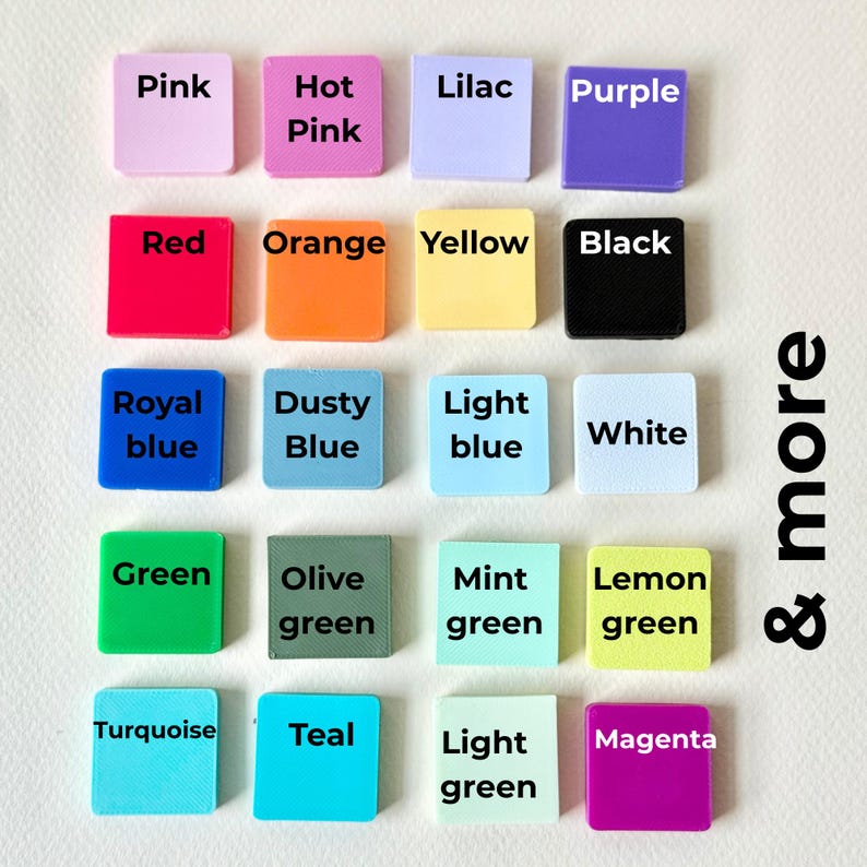 Pu&ograve; includere: Una collezione di piastrelle quadrate colorate, ognuna con un nome di colore diverso in testo bianco. I colori includono rosa, rosso, arancione, giallo, verde, blu e altro ancora. Le piastrelle sono disposte in righe e colonne.
