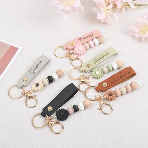 Personalised daisy beaded keyring, faux leather keyring, flower girl gift, back to school gift,birthday gift, beaded keyring,Graduation Gift