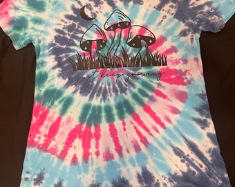 マッシュルームタイダイグラフィックTシャツ - 「Just Keep Growing」、ユニセックスコットンシャツ