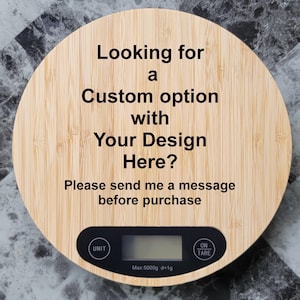 Puede incluir: Una báscula de cocina redonda de bambú con pantalla digital. La báscula tiene una superposición de texto que dice "Looking for a Custom option with Your Design Here? Please send me a message before purchase." La báscula mide hasta 5000g.