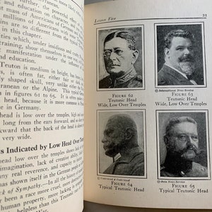 K&ouml;nnte beinhalten: Schwarzwei&szlig;foto eines Mannes mit Schnurrbart und Bart. Das Foto ist mit "Abbildung 65 Typischer Teutonischer Kopf" beschriftet.