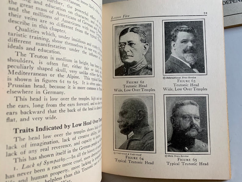 K&ouml;nnte beinhalten: Schwarzwei&szlig;foto eines Mannes mit Schnurrbart und Bart. Das Foto ist mit "Abbildung 65 Typischer Teutonischer Kopf" beschriftet.