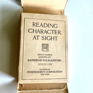 K&ouml;nnte beinhalten: Ein Vintage-Buch mit dem Titel "Reading Character at Sight" von Katherine M.H. Blackford. Das Buch ist Lektion eins in einer Reihe von sieben einfachen Lektionen. Es wurde von Independent Corporation in New York gegr&uuml;ndet.