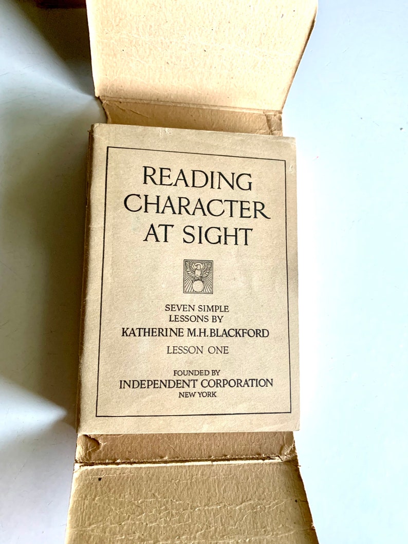 K&ouml;nnte beinhalten: Ein Vintage-Buch mit dem Titel "Reading Character at Sight" von Katherine M.H. Blackford. Das Buch ist Lektion eins in einer Reihe von sieben einfachen Lektionen. Es wurde von Independent Corporation in New York gegr&uuml;ndet.
