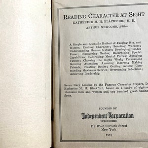 K&ouml;nnte beinhalten: Ein Buchcover mit dem Titel "Reading Character at Sight" von Katherine M. H. Blackford, M.D. und Arthur Newcomb, Herausgeber. Das Buchcover ist beige mit schwarzem Text. Das Buch handelt von einer einfachen und wissenschaftlichen Methode, um M&auml;nner und Frauen zu beurteilen.