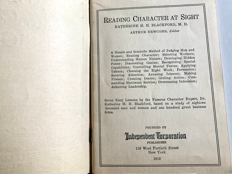 K&ouml;nnte beinhalten: Ein Buchcover mit dem Titel "Reading Character at Sight" von Katherine M. H. Blackford, M.D. und Arthur Newcomb, Herausgeber. Das Buchcover ist beige mit schwarzem Text. Das Buch handelt von einer einfachen und wissenschaftlichen Methode, um M&auml;nner und Frauen zu beurteilen.