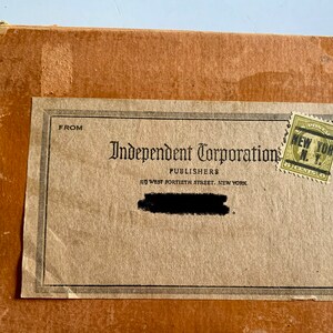 K&ouml;nnte beinhalten: Ein brauner Karton mit einem Etikett mit der Aufschrift "From Independent Corporation Publishers 119 West Fortieth Street, New York" und einer "New York N.Y." Briefmarke.