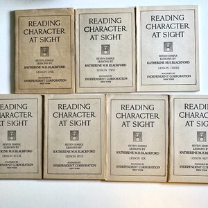 K&ouml;nnte beinhalten: Sieben kleine, beigefarbene B&uuml;cher mit dem Titel "Reading Character at Sight" und dem Text "Seven Simple Lessons by Katherine MH. Blackford" auf dem Umschlag. Jedes Buch hat eine andere Lektionsnummer, von eins bis sieben.