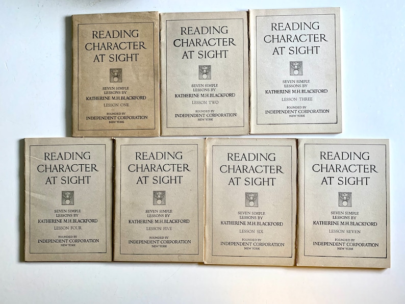 K&ouml;nnte beinhalten: Sieben kleine, beigefarbene B&uuml;cher mit dem Titel "Reading Character at Sight" und dem Text "Seven Simple Lessons by Katherine MH. Blackford" auf dem Umschlag. Jedes Buch hat eine andere Lektionsnummer, von eins bis sieben.