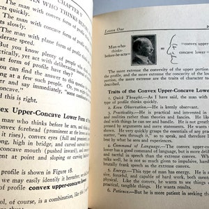 K&ouml;nnte beinhalten: Eine Buchseite mit einer Schwarzwei&szlig;illustration eines M&auml;nnergesichts. Der Text auf der Seite behandelt die Eigenschaften einer Person mit einem konvexen oberen-konkaven unteren Profil. Der Text enth&auml;lt die W&ouml;rter "Schnelles Denken", "Scharfe Beobachtung", "Praktikabilit&auml;t", "Beherrschung der Sprache", "Energie" und "Geduld".