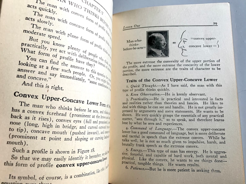 K&ouml;nnte beinhalten: Eine Buchseite mit einer Schwarzwei&szlig;illustration eines M&auml;nnergesichts. Der Text auf der Seite behandelt die Eigenschaften einer Person mit einem konvexen oberen-konkaven unteren Profil. Der Text enth&auml;lt die W&ouml;rter "Schnelles Denken", "Scharfe Beobachtung", "Praktikabilit&auml;t", "Beherrschung der Sprache", "Energie" und "Geduld".