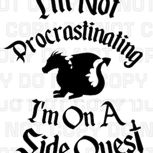 Puede incluir: Diseño gráfico en blanco y negro con un dragón y el texto "No estoy procrastinando, estoy en una misión secundaria".