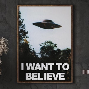 Könnte beinhalten: Ein Schwarzweiß-Poster mit einem Foto eines UFOs am Himmel. Der Text "I WANT TO BELIEVE" ist in weißen Buchstaben unter dem Foto gedruckt.