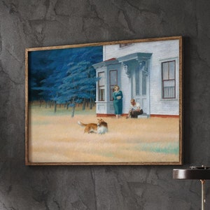 Peut inclure: Une peinture encadrée représentant une maison blanche avec un couple debout dans la cour. La maison a un porche avec une balustrade blanche et une porte blanche. Le couple est debout devant la maison, et un chien court vers eux. La peinture est sur fond d'arbres et de ciel bleu.