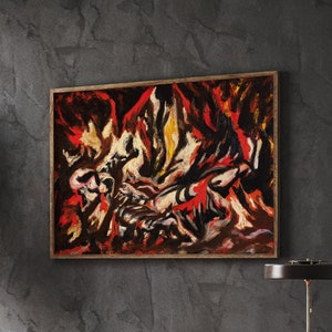 Puede incluir: Pintura abstracta en un marco de madera con colores rojo, amarillo y negro. La pintura está colgada en una pared gris oscuro sobre una cómoda de madera.