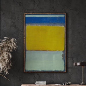 Puede incluir: Pintura abstracta con tres bandas horizontales de color. La banda superior es azul, la banda del medio es amarilla y la banda inferior es azul claro. La pintura está enmarcada en un marco de madera oscura.