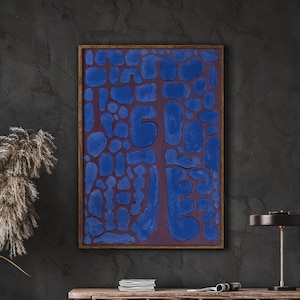 Puede incluir: Impresión de arte abstracto con un esquema de color azul y morado. La impresión presenta una serie de formas azules sobre un fondo morado. La impresión está enmarcada en un marco de madera.