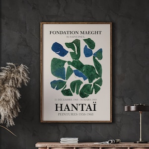 Könnte beinhalten: Ein Vintage-Poster, das eine Kunstausstellung mit Gemälden von Hantaï in der Fondation Maeght in Saint-Paul, Frankreich, bewirbt. Das Poster zeigt ein farbenfrohes abstraktes Gemälde in Blautönen und Grüntönen.