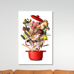Op de afbeelding: Een levendig canvasdoek toont een rode kookpot met ingrediënten die eruit lijken te vliegen. De ingrediënten omvatten groenten, kruiden en andere voedingsmiddelen, waardoor een dynamische en kleurrijke compositie ontstaat. De pot heeft een bijpassende rode deksel.