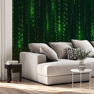 Puede incluir: Un diseño de interior de sala de estar con un sofá blanco y un sillón blanco. La pared detrás del sofá es un papel tapiz digital verde con un patrón de números verdes. La habitación tiene una ventana grande con cortinas blancas y una planta en maceta.