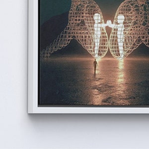 Twee mensen die elkaar de rug toekeren bij Burning Man, moderne muurkunst, trendy canvas kunst, kunst aan de muur cadeau paar, White Framed