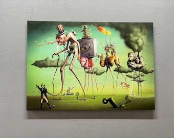 Könnte beinhalten: Ein surrealistisches Gemälde, das eine skelettartige Figur zeigt, die einen Onkel-Sam-Hut trägt, einen Tresor auf dem Rücken trägt und von einer Kette geführt wird, die an eine kleine Figur mit einer Waage befestigt ist. Die Figur geht auf Stelzen, und im Hintergrund sind ein Ölbohrturm, ein Kamel und eine Wolke zu sehen.