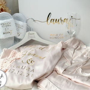 Personalised Bridesmaid Gift Set, Customised Bridal Party Gift Box for Her, Custom Bridesmaid Dressing Gown and Slippers Set