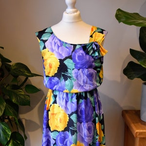 Stunning Little 80s Roses Pattern Summer Dress Bright and Fun