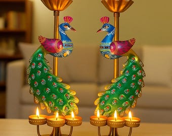 Handbemalte Teelichthalter aus Metall, Pfau, Rajasthani Dekor (2er-Set)