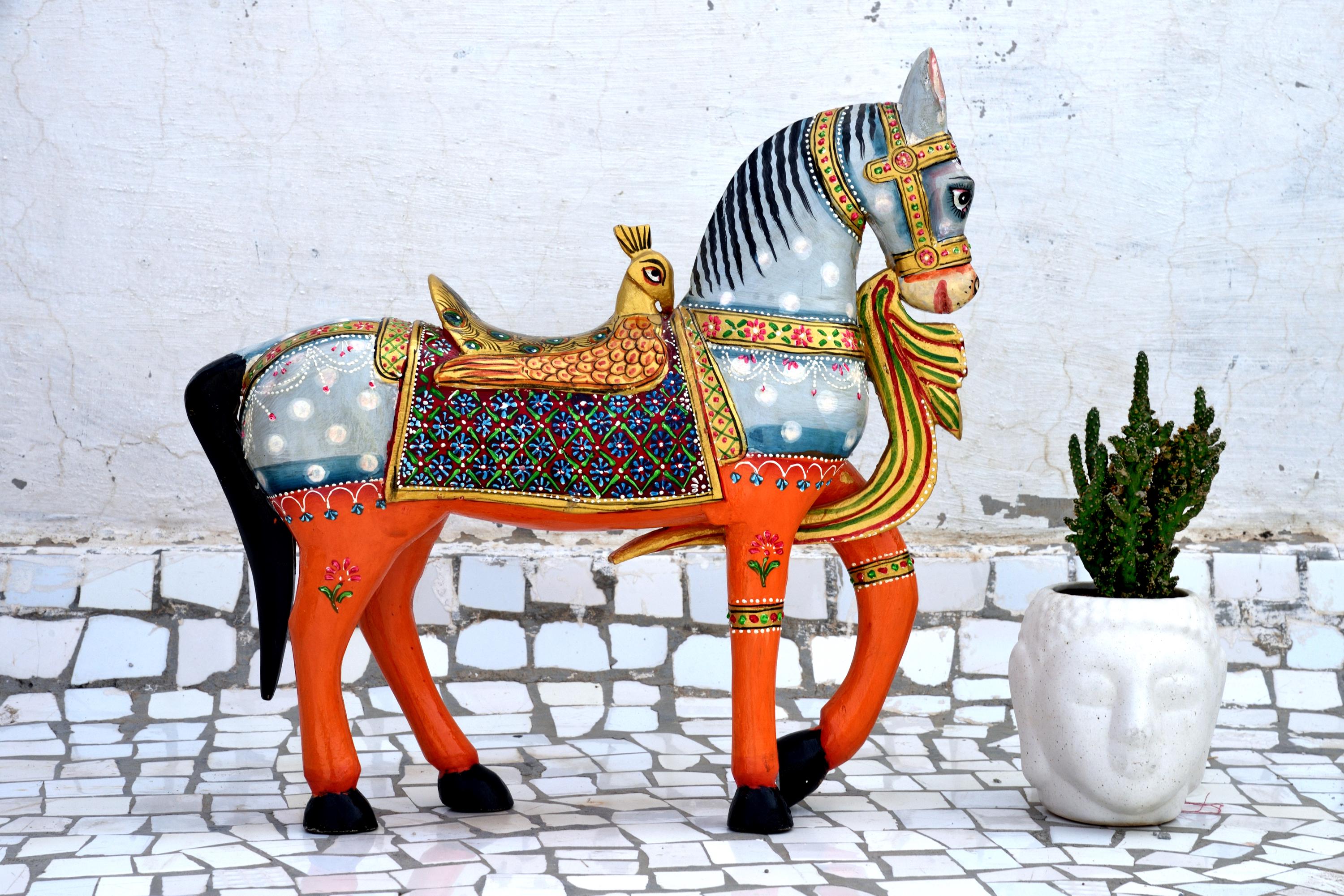 木製の手作り馬像、馬の置物、手彫りの馬、コレクターアート、動物の