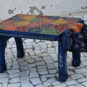 Indischer hölzerner handbemalter Elefantenhocker, Volkskunst-Tischakzent, Holzstuhl, indisches Kunsthandwerk, Elefantenstuhl, Rajasthani Bajot-Tisch